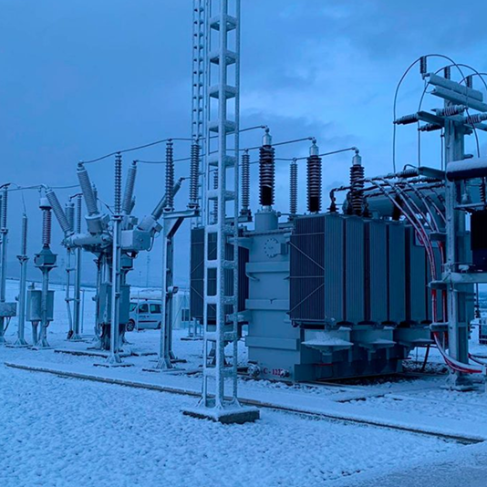 Subestación eléctrica de alta tensión con transformadores y aisladores